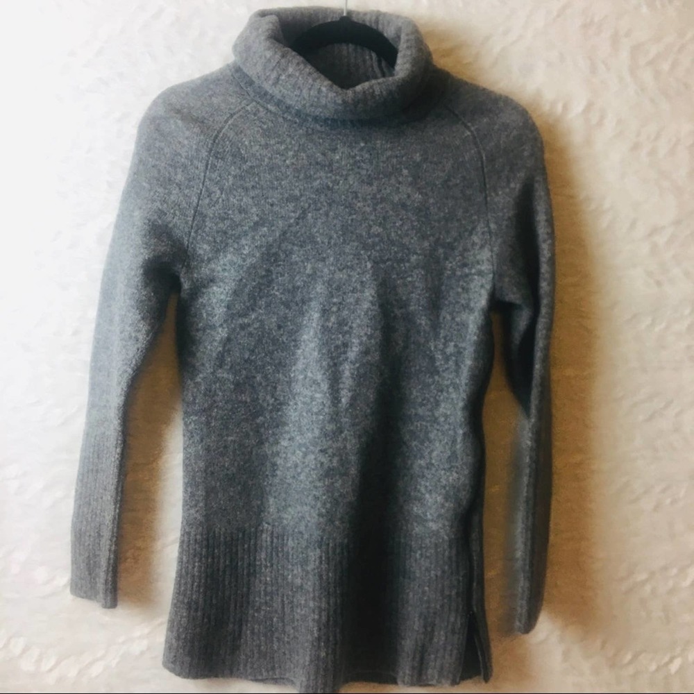 NWOT Banana Republic size small sweater 100% wool